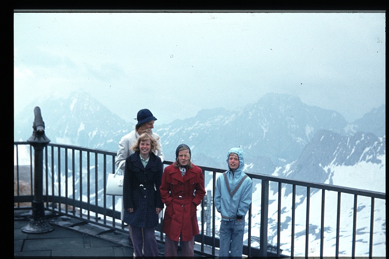 16.Zugspitze jul 1974 Mama,Brigitte,Marion,Peter.JPG